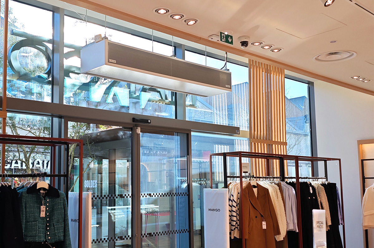 Cortina de aire estándar, modelo Windbox, de dos metros de longitud y color blanco, para el acceso a Mango en Grenoble.